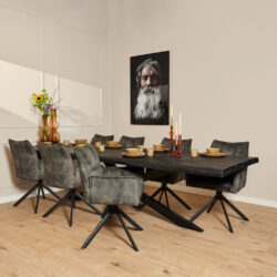 Elegant eettafel met zwart houten blad en stoer metalen onderstel, gecombineerd met comfortabele grijze eetkamerstoelen, perfect voor modern en rustiek interieur.