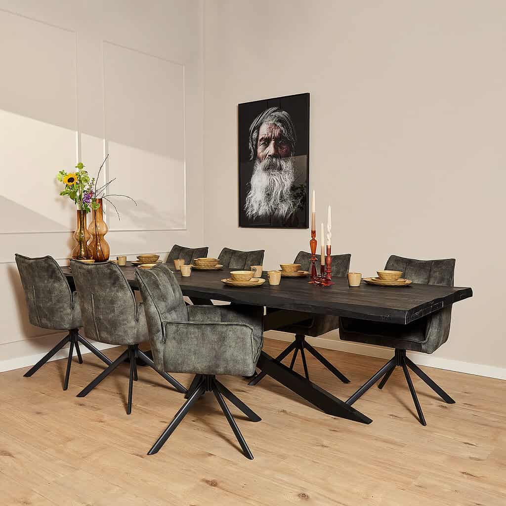 Robuuste zwart metalen eettafel met houten afwerking voor een modern en stijlvol interieur. Perfect voor gezellige diners en familiegelegenheden in huis.