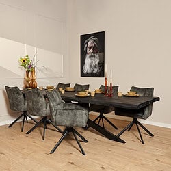 Robuuste zwart metalen eettafel met houten afwerking voor een modern en stijlvol interieur. Perfect voor gezellige diners en familiegelegenheden in huis.