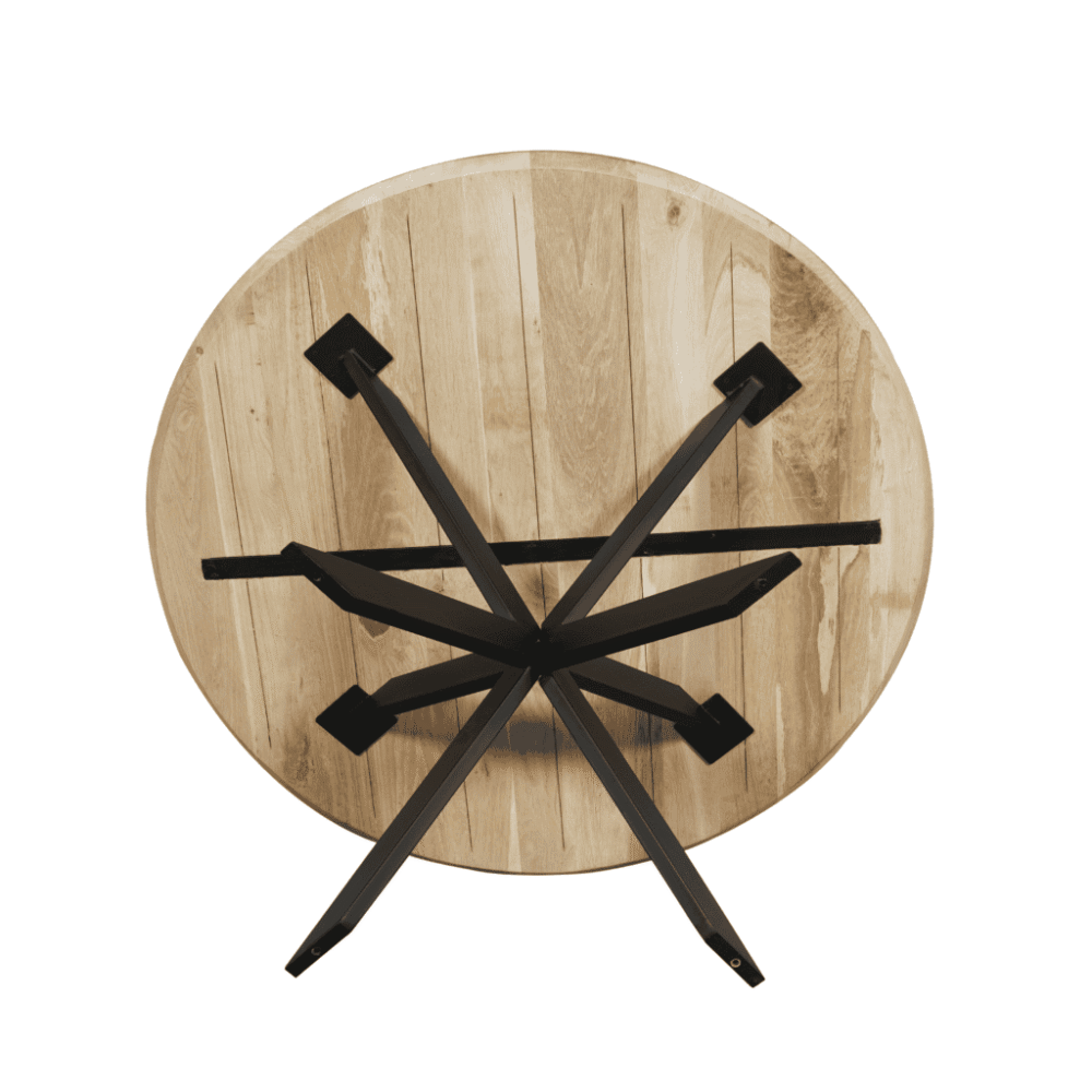 Moderne wandklok met zwart metalen wijzers en een natuurlijk houten rond basis, perfect voor een eigentijdse interieurstijl.