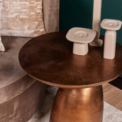 Gouden bijzettafel met metallic afwerking en leren glazenatoren, geschikt voor moderne interieur styling en luxe woondecoratie.