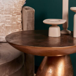 Rustieke bronzen salontafel met een ronde bovenkant en sculpturale basis, ideaal voor modern en industrieel interieurgebruik.