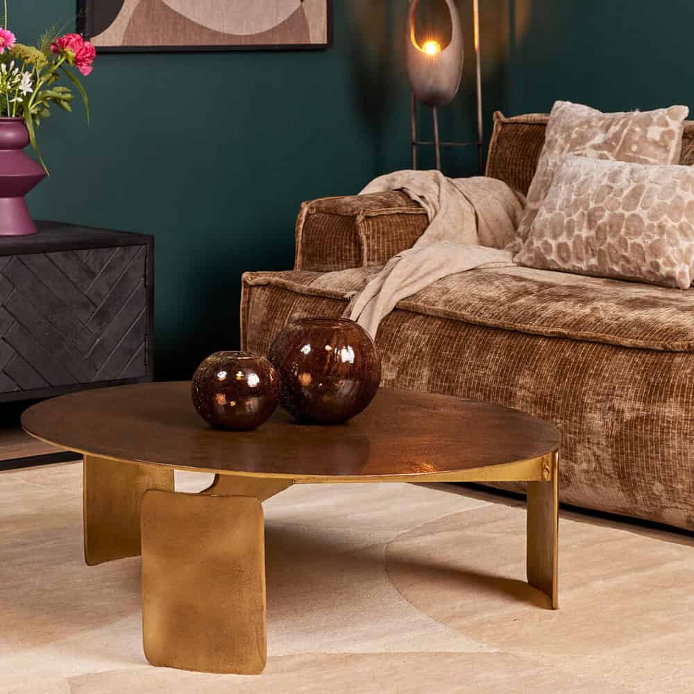 Elegant houten salontafel met goudkleurige metalen onderstel, perfect voor moderne en luxe woonkamerinterieurs.