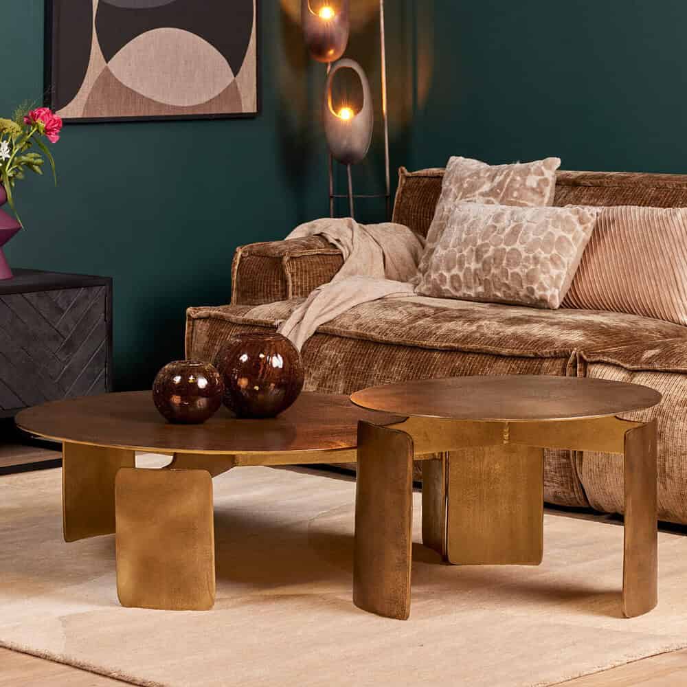 Elegant gouden salontafels met uniek ontwerp, perfect voor moderne woonkamers. Hoogwaardige houten afwerking gecombineerd met een stijlvolle uitstraling voor een warme, luxe sfeer.