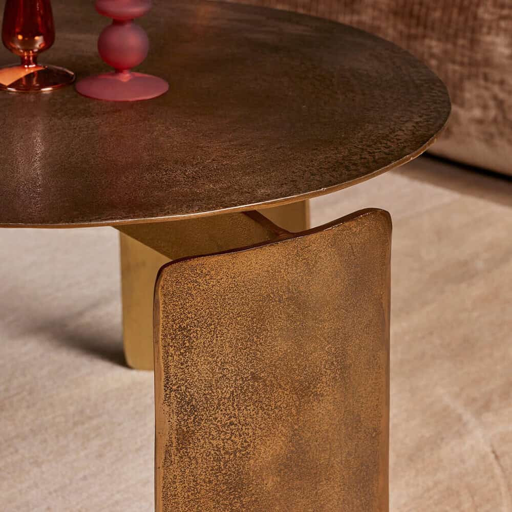 Warm houten eettafel met een rustieke afwerking, gecombineerd met elegante glazen en decoratieve items voor een gezellig wooninterieur.