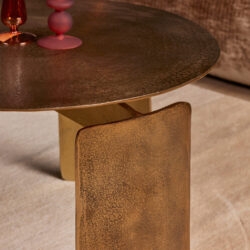 Warm houten eettafel met een rustieke afwerking, gecombineerd met elegante glazen en decoratieve items voor een gezellig wooninterieur.