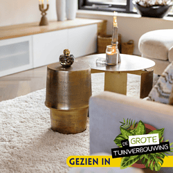 Houten bijzettafel en poef in modern woonkamer, perfect voor interieur styling en comfort, gemaakt van kwalitatief hout en met een luxe uitstraling.
