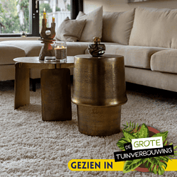 Moderne bronzen bijzettafels in woonkamer, landelijke interieurdecoratie voor een warme sfeer.