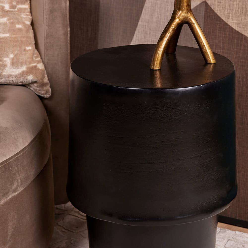 Zwarte bijzettafel met gouden accent, modern en stijlvol meubel, perfect voor woonkamer, bijpassend bij luxe interieur.