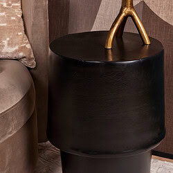 Zwarte bijzettafel met gouden accent, modern en stijlvol meubel, perfect voor woonkamer, bijpassend bij luxe interieur.