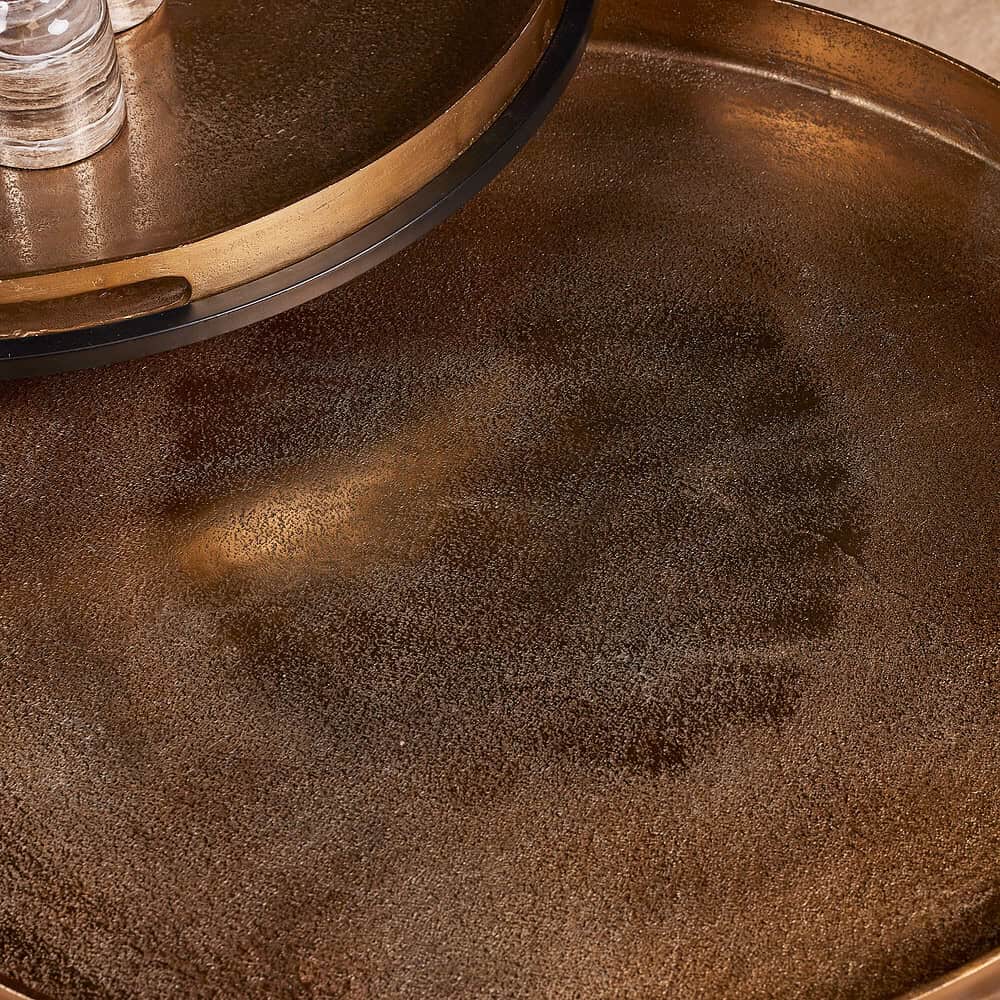 Metalen tafelblad met een uniek, industrieel design voor moderne woonruimtes.