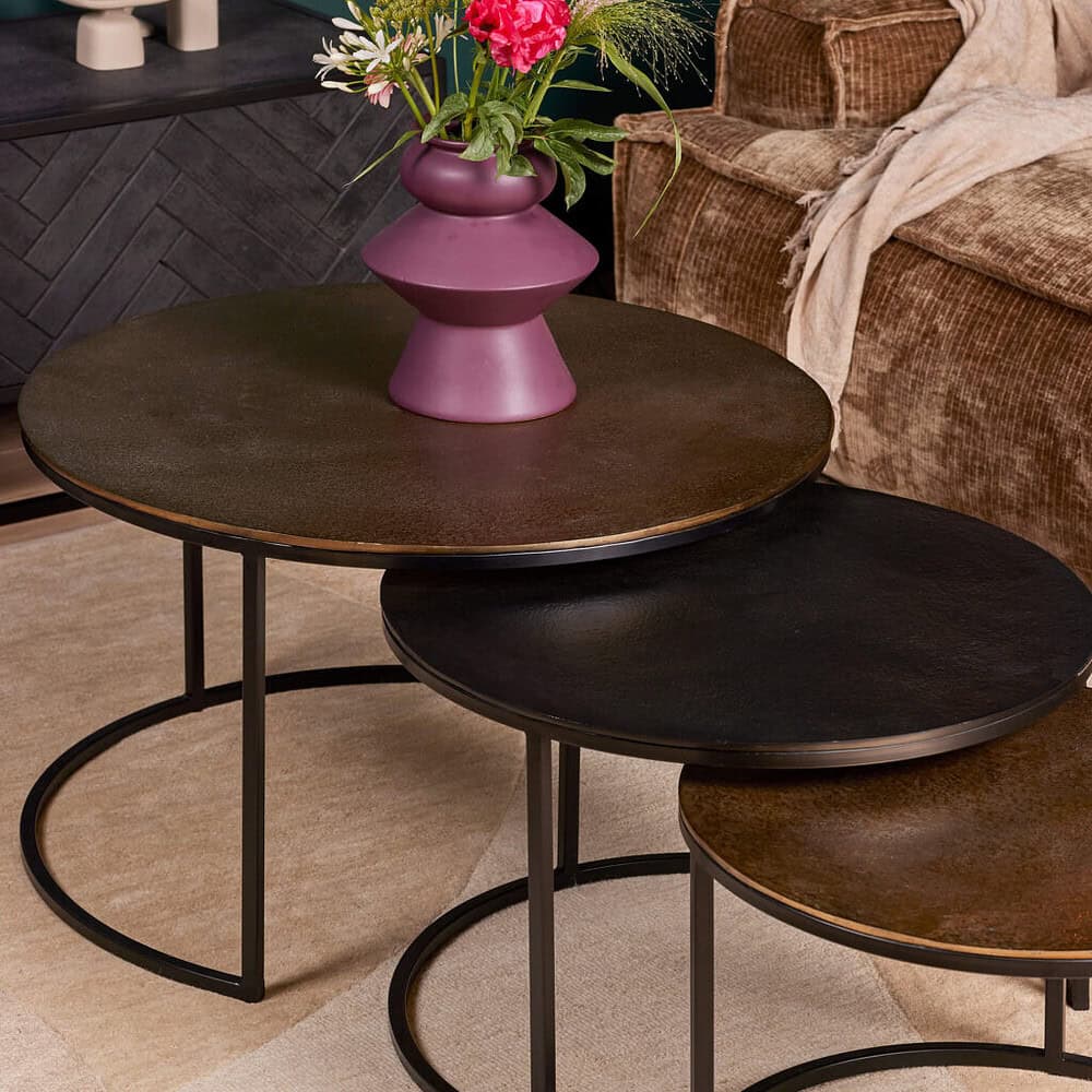 Moderne bijzettafels met metalen frames en diverse houten bladen, perfect voor stijlvolle woonkamerinterieurs.