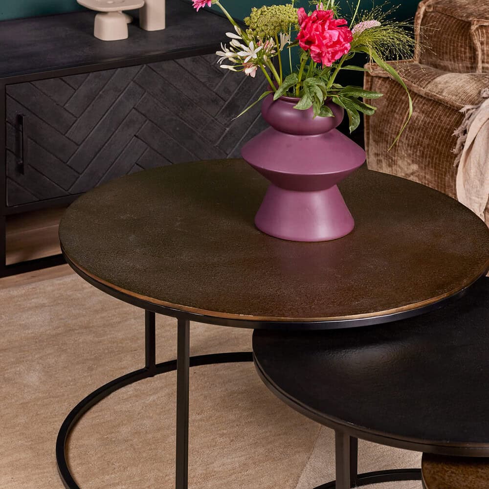 Handgemaakte salontafels met metalen onderstellen en houten bladen in diverse afwerkingen, ideaal voor moderne en vintage interieurdesigns.