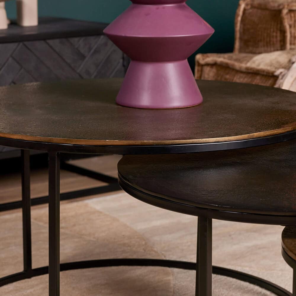 Vintage houten salontafels met zwart metalen frames, eigentijds en stijlvol meubel voor woonkamer of terras. Perfect voor moderne en industriële interieurs.