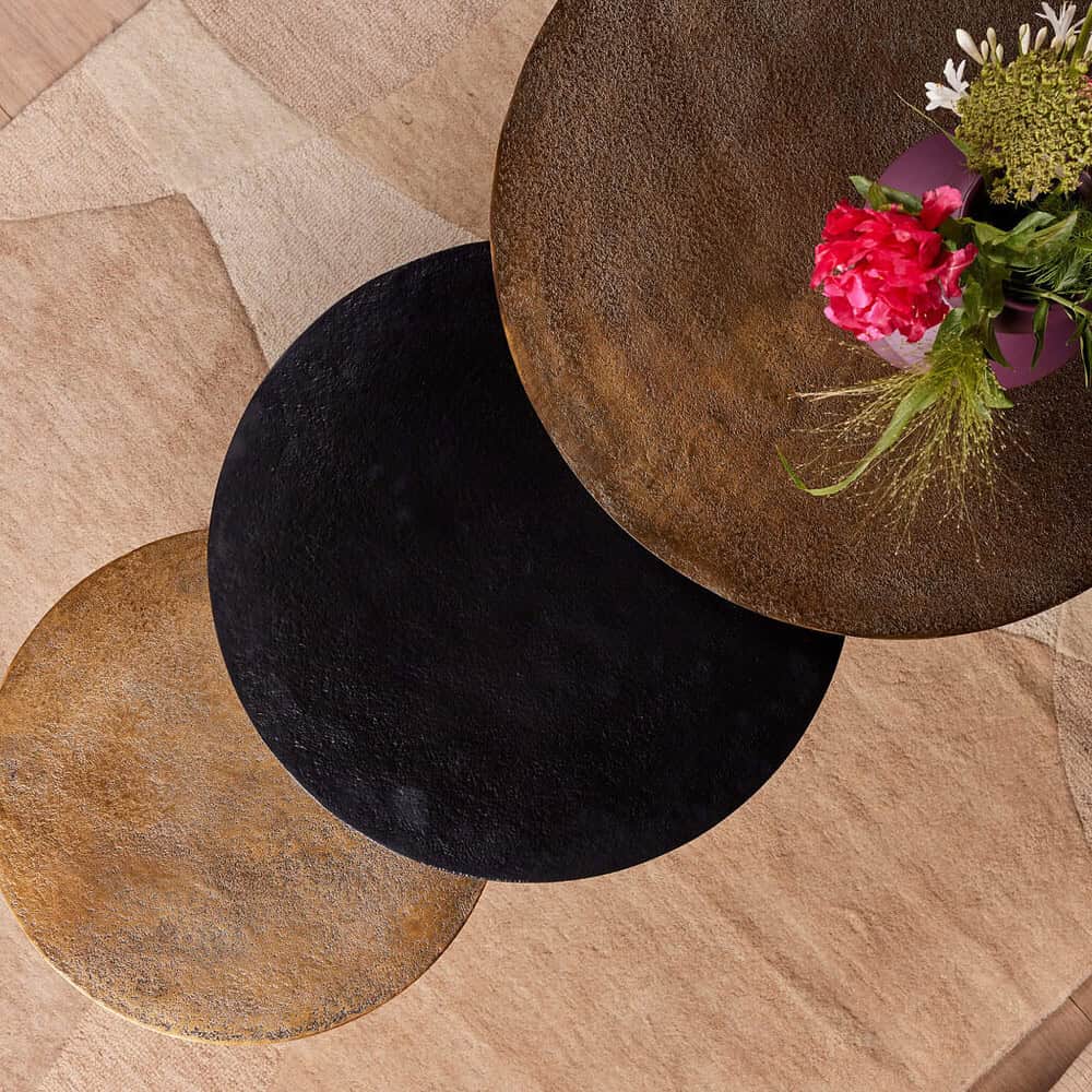 Stijlvolle metalen bijzettafels in diverse kleuren en afwerkingen, ideaal voor moderne woonkamerinrichting en het stylen van je interieur.