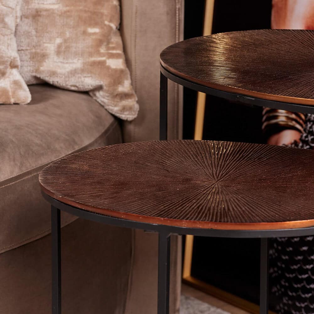 Kraftige houten bijzettafels voor woonkamer, modern design, donkerbruine afwerking, massief hout, stijlvolle meubelstukken, elegante decoratie, multifunctionele bijzettafels, Mokana meubelen, Scandinavisch interieur, landelijke woonstijl, natuurlijke materialen, industrieel design, luxe afwerking, duurzame meubels.