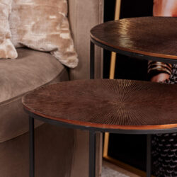 Kraftige houten bijzettafels voor woonkamer, modern design, donkerbruine afwerking, massief hout, stijlvolle meubelstukken, elegante decoratie, multifunctionele bijzettafels, Mokana meubelen, Scandinavisch interieur, landelijke woonstijl, natuurlijke materialen, industrieel design, luxe afwerking, duurzame meubels.