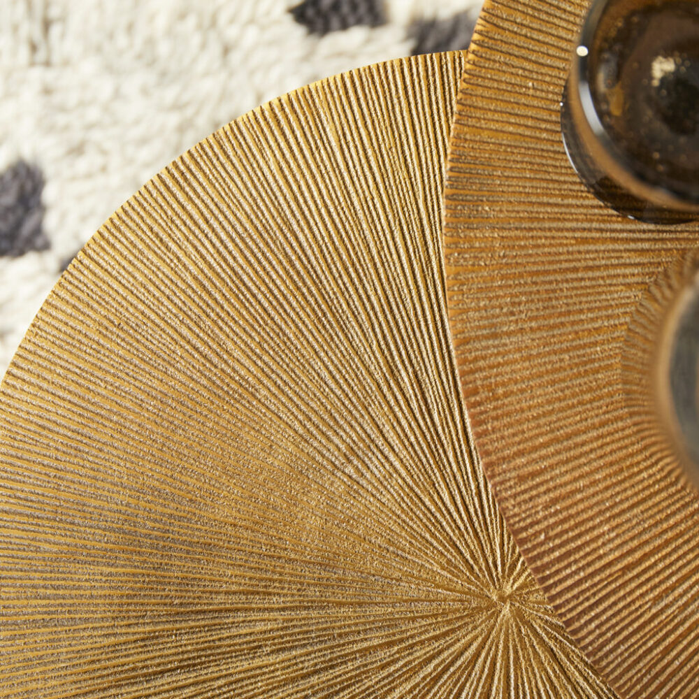 Gouden, geribbelde houten tafel met afgeronde hoeken en een bijpassende decoratieve vaas, perfect voor stijlvolle interieuraccessoires.