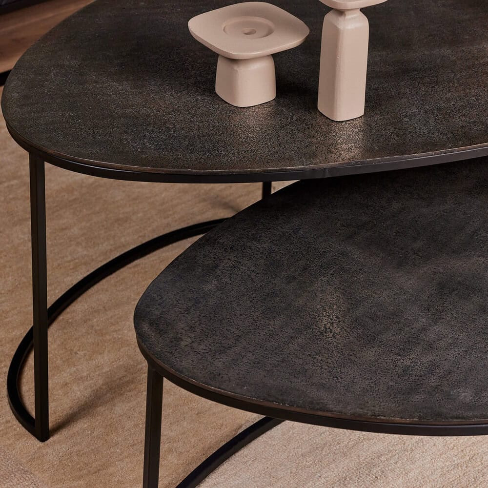 Gepolijste driehoekige salontafelset met zwart metalen frame en afgeronde hoeken, stijlvolle moderne inrichting accessoire, Mokana meubelen.