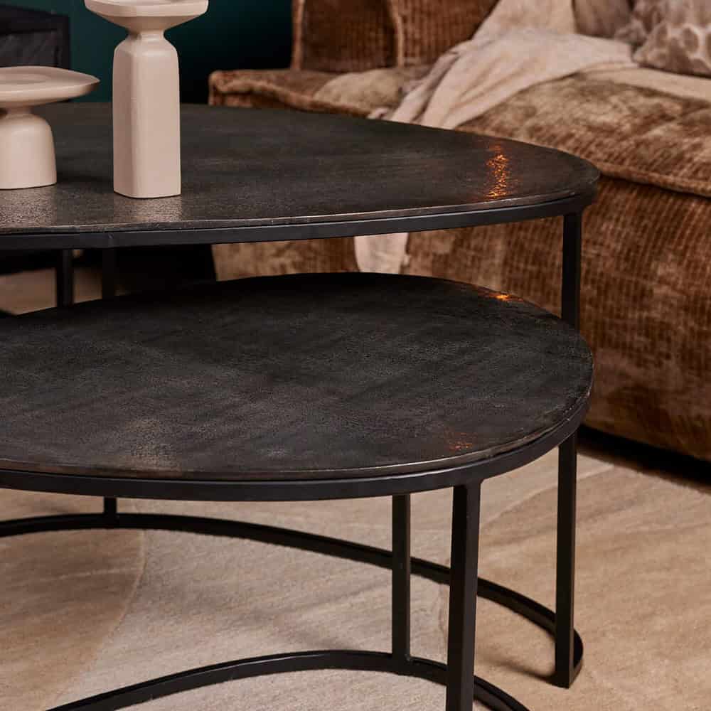 Kleine ronde bijzettafel robuust zwart metalen frame, industrieel design, ideaal voor woonkamer en interieur.
