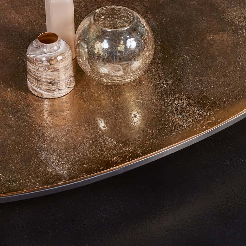 Elegante bronzen tafel met glanzende afwerking, perfect voor modern interieur en stijlvolle woningen.