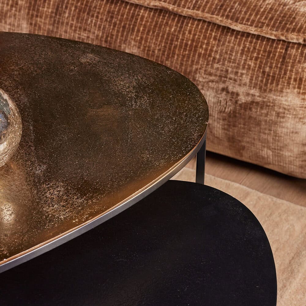 Strak design met een roestvrijstalen tafelblad en zwart metalen poten, perfect voor moderne woonruimtes.