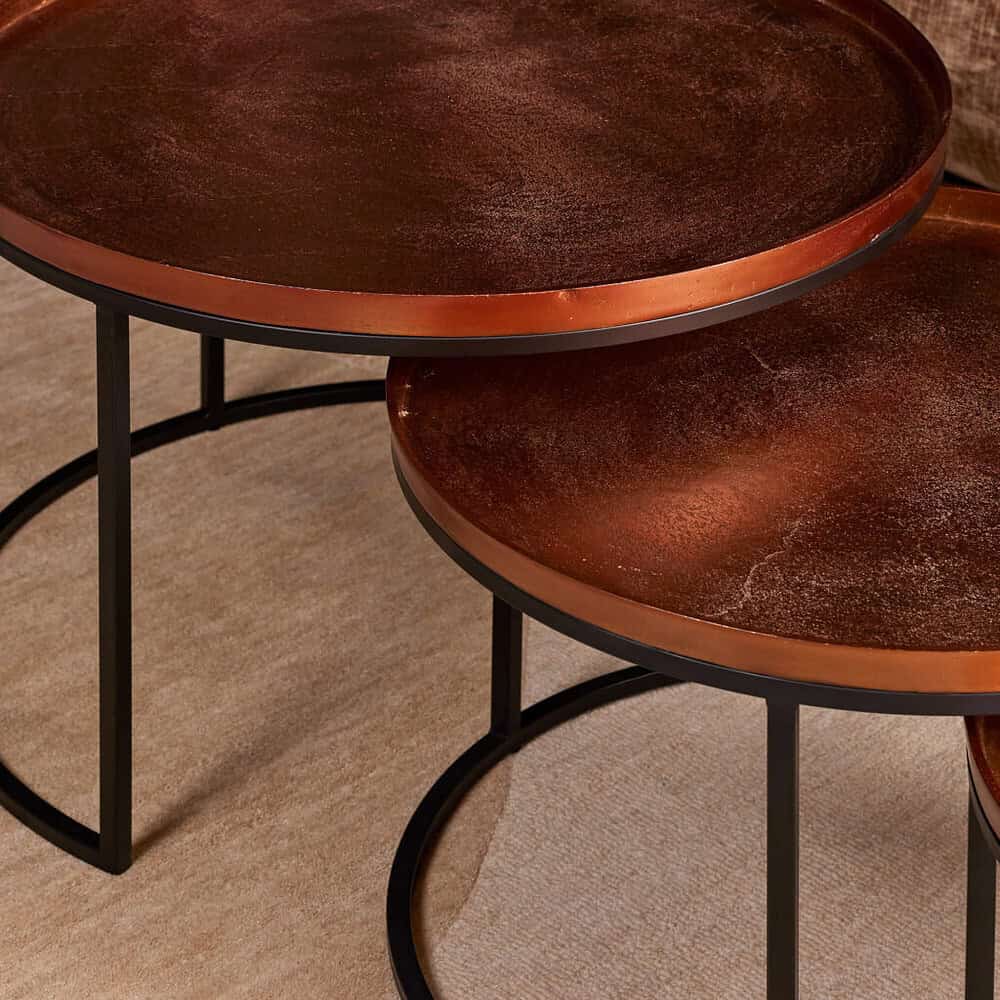 Rustieke ronde salontafels van wood and metal, perfect voor moderne woonkamer decoratie, handgemaakt, natuurlijk houten afwerking, industrieel design, multifunctioneel gebruik.