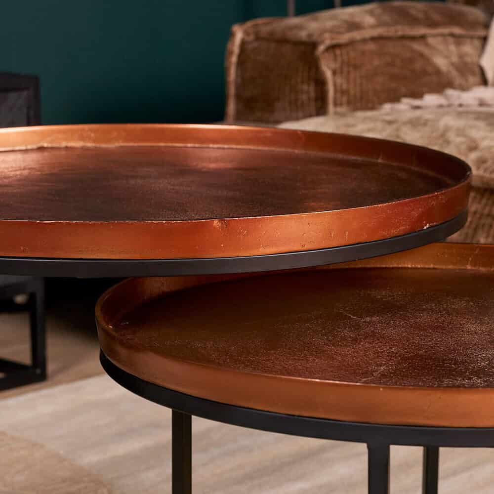 Rustieke houten bijzettafels met zwart metalen pootconstructie, perfect voor een modern of industrieel interieur. hoogwaardige afwerking en unieke uitstraling voor stijlvol wonen.