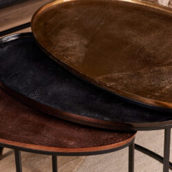 Handgemaakte metalen bijzettafels met een antieke, rustieke uitstraling en uniek patina, perfect voor woonkamer of salon, design meubels, landelijke stijl, duurzaam en ambachtelijk vervaardigd.