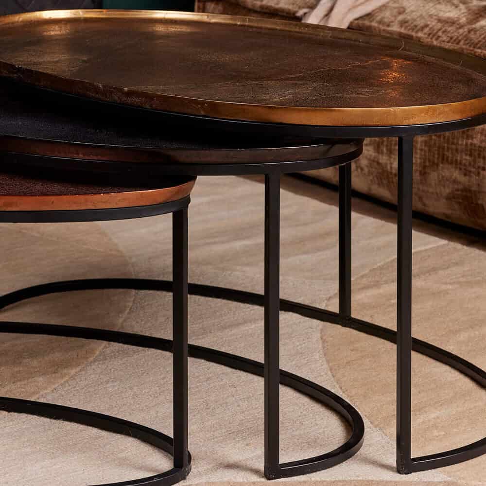 Sfeervolle set bijzettafels met metalen onderstellen en houten bladen voor een moderne woonkamer sfeer.