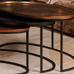 Sfeervolle set bijzettafels met metalen onderstellen en houten bladen voor een moderne woonkamer sfeer.