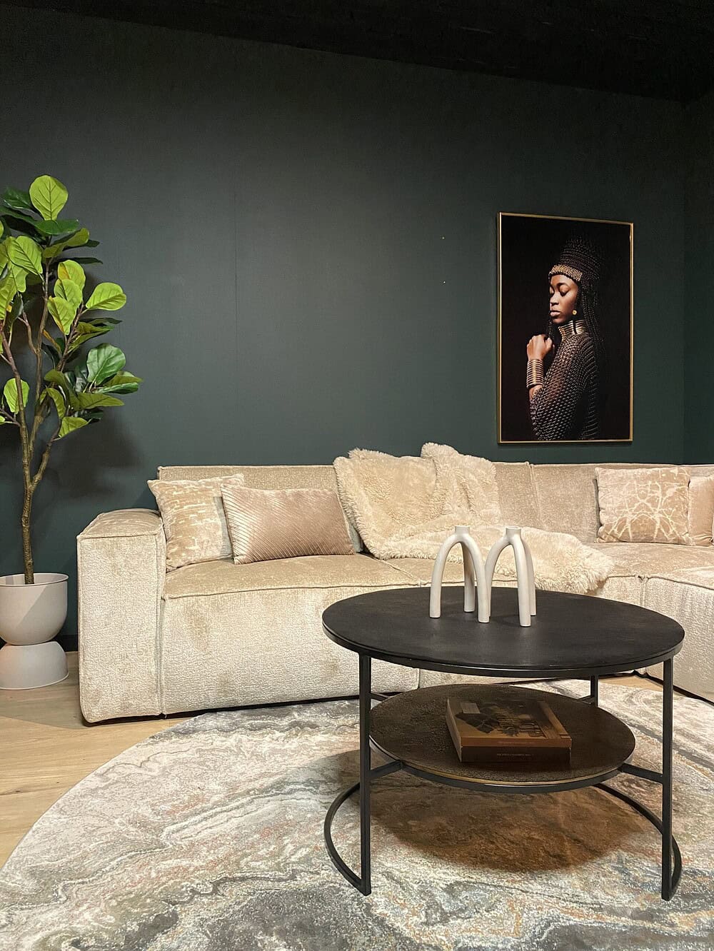 Elegante woonkamer met luxe stoffen bank en modern interieur, accentueert Mokana Meubelen's hoogwaardige meubels en accessoires voor een stijlvolle en comfortabele leefruimte.