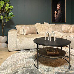 Elegante woonkamer met luxe stoffen bank en modern interieur, accentueert Mokana Meubelen's hoogwaardige meubels en accessoires voor een stijlvolle en comfortabele leefruimte.