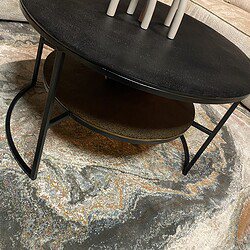 Elegante zwarte eettafel met een bijpassende onderconstructie en sierlijke decoratieve accessoires voor een stijlvol interieur.