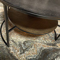 Minimalistisch zwart metalen eettafel met een zwart tafelblad en een stroken rustieke onderlegger, perfect voor moderne en industriële interieurstijlen.