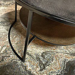 Elegante metalen bijzettafel met twee lagen, zwart afwerking en een moderne, minimalistische uitstraling, ideaal als accentstuk in elk interieur.