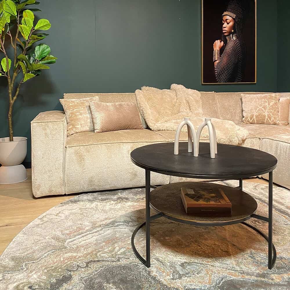 Modern luxe hoekbank met zachte velvet bekleding en sierkussens in een stijlvolle woonkamer. Perfect voor een elegante en comfortabele zithoek.