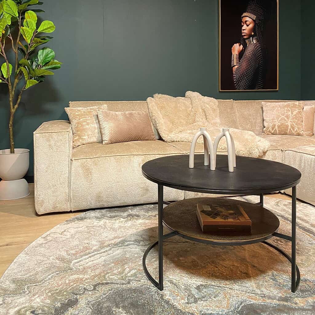 Modern luxe hoekbank met zachte velvet bekleding en sierkussens in een stijlvolle woonkamer. Perfect voor een elegante en comfortabele zithoek.