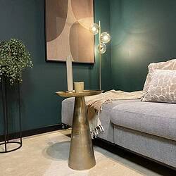 Met goudkleurige bijzettafel, keramieken vaas en sfeerlichte met groene muur en modern kunstwerk, straalt de woonkamer elegantie en stijl uit. Perfect voor een warm en stijlvol interieur met Mokana meubelen.