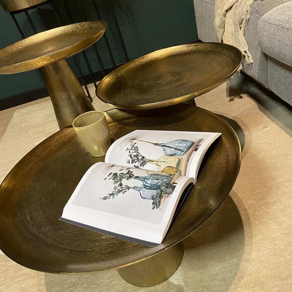 Elegant gouden bijzettafel set met grote en kleine schalen, perfect voor woonkamer interieur en vazen of decorstukken, ontworpen door Mokana Meubelen.
