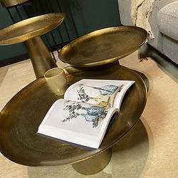 Elegant gouden bijzettafel set met grote en kleine schalen, perfect voor woonkamer interieur en vazen of decorstukken, ontworpen door Mokana Meubelen.