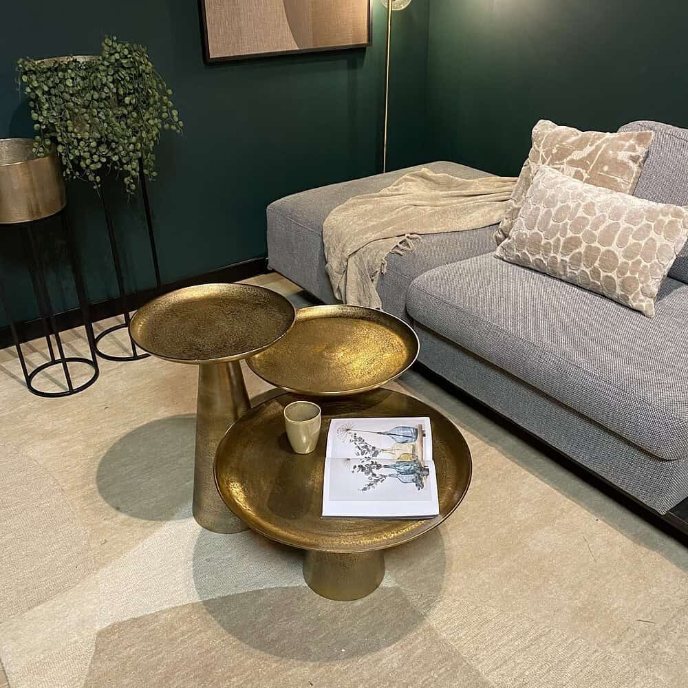 Gouden bijzettafels van Mokana Meubelen, stijlvol en modern design, perfect voor woonkamer decoratie.
