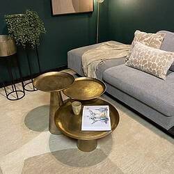 Gouden bijzettafels van Mokana Meubelen, stijlvol en modern design, perfect voor woonkamer decoratie.