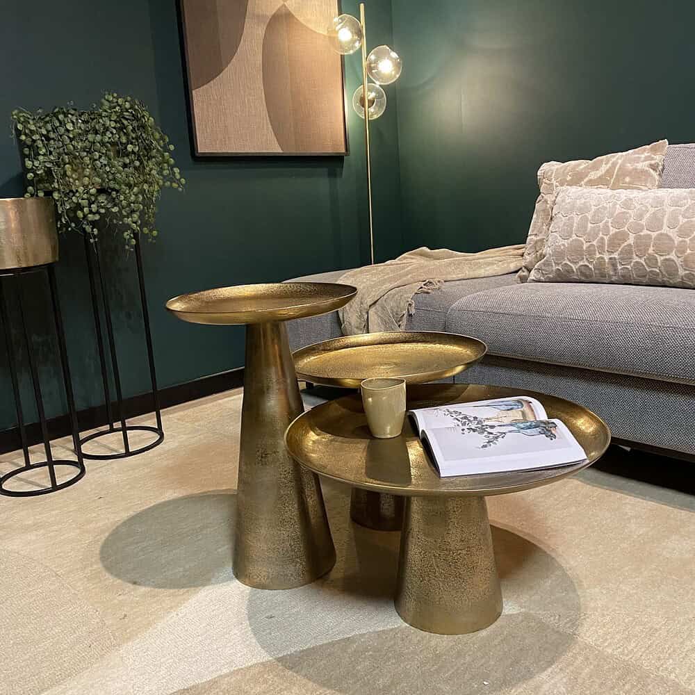 Elegante set van goudkleurige bijzettafels van Mokana Meubelen, perfect voor een moderne en stijlvolle woonkamer inrichting.