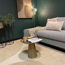 Elegante woonkamer met vintage gouden salontafel, downlights, groen wanddecor en comfortabele grijze bank met decoratieve kussens, perfect voor modern wonen.