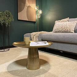 Elegante woonkamerset met moderne sofa, goudkleurige salontafel, groene muur en decoratieve elementen, perfect voor een stijlvolle en comfortabele woonkamer inrichting.