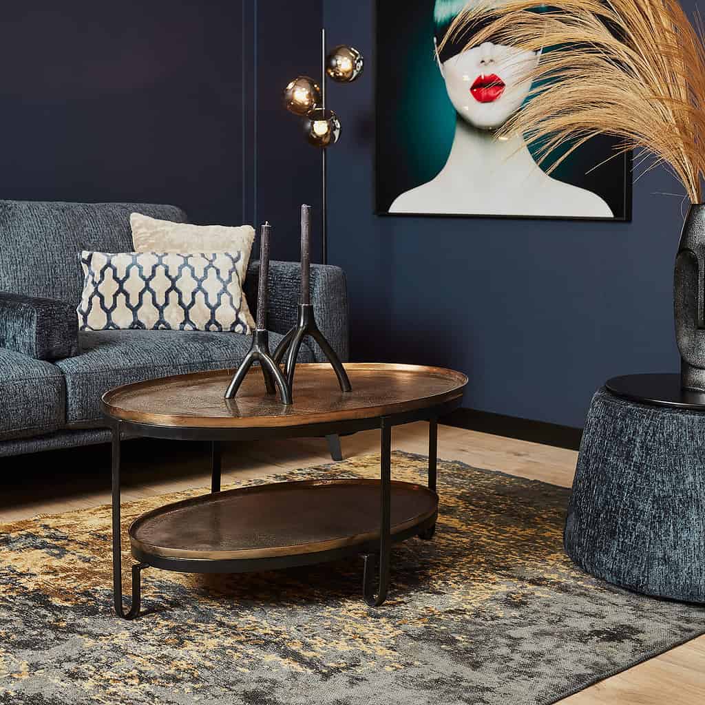 Grote landelijke salontafel van hout met metalen frame, stijlvolle living ruimte met designer kunstwerk en elegant interieur, perfect voor modern en tijdloos woonkamers.