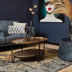 Grote landelijke salontafel van hout met metalen frame, stijlvolle living ruimte met designer kunstwerk en elegant interieur, perfect voor modern en tijdloos woonkamers.