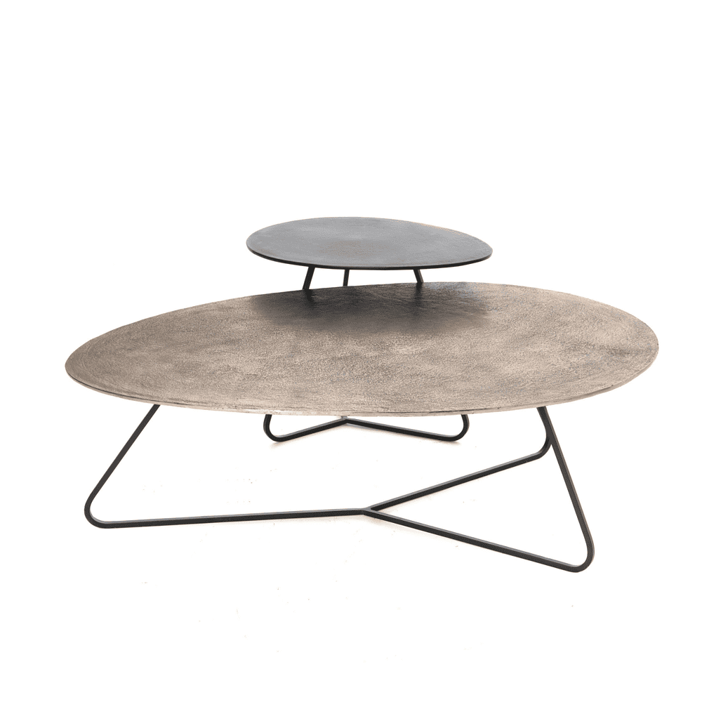 Elegant bijzettafels van Mokana Meubelen met houten bladen en zwart metalen onderstellen, ideaal voor modern interieur en stijlvolle woonaccessoires.