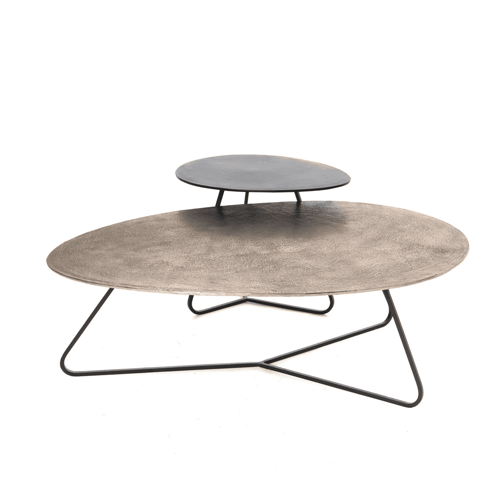 Elegant bijzettafels van Mokana Meubelen met houten bladen en zwart metalen onderstellen, ideaal voor modern interieur en stijlvolle woonaccessoires.